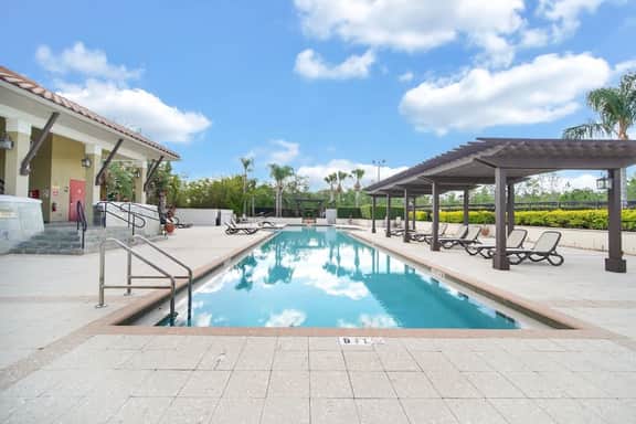 Stunning 4Br, 3.5B Townhome - 1 mile from Disney