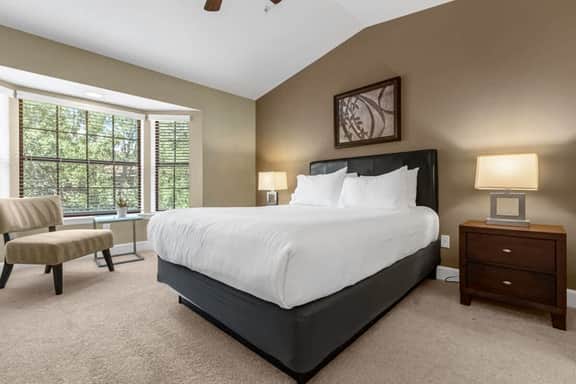 Stunning 4Br, 3.5B Townhome - 1 mile from Disney