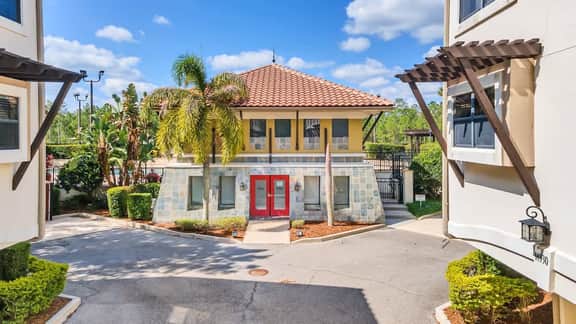 Stunning 4Br, 3.5B Townhome - 1 mile from Disney