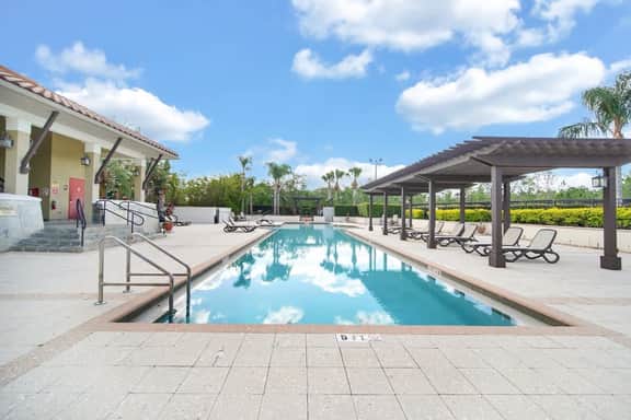 Vibrant 4Br, 3.5B in Townhome - 1 mile from Disney