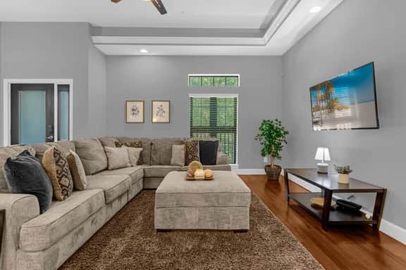 Vibrant 4Br, 3.5B in Townhome - 1 mile from Disney