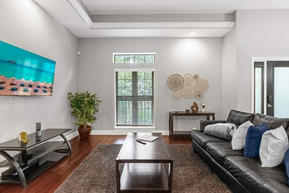 Stunning 4Br, 3.5B Townhome - 1 mile from Disney