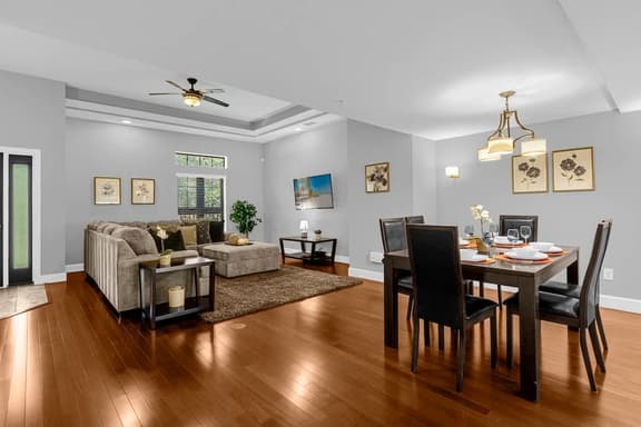 Vibrant 4Br, 3.5B in Townhome - 1 mile from Disney